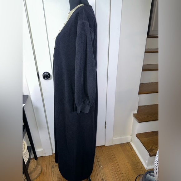 Vintage Vanity Fair Black and Ivory Women's Robe - Picture 7 of 9